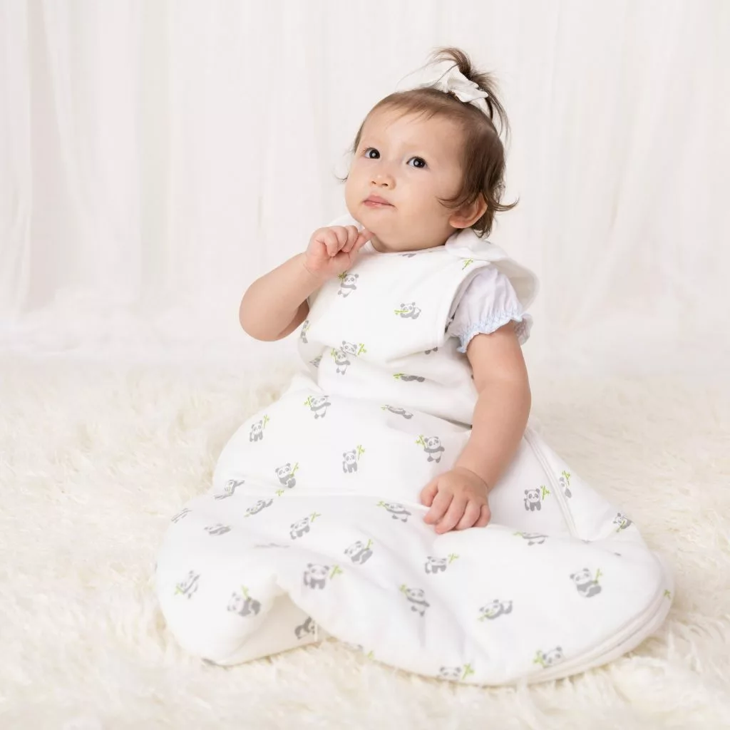 Little girl in sleeping bag, Benefits of using a baby sleepingbag
