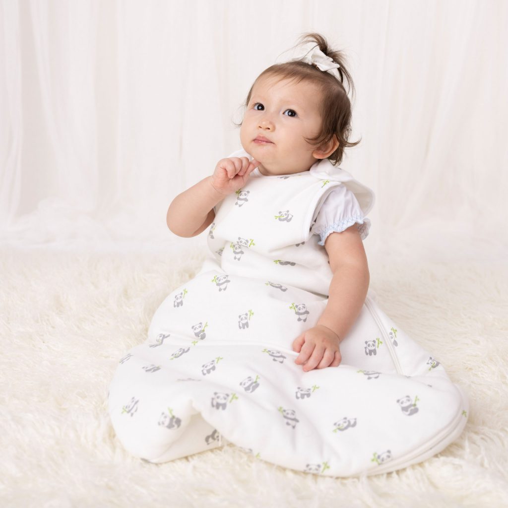 Little girl in sleeping bag, Benefits of using a baby sleepingbag